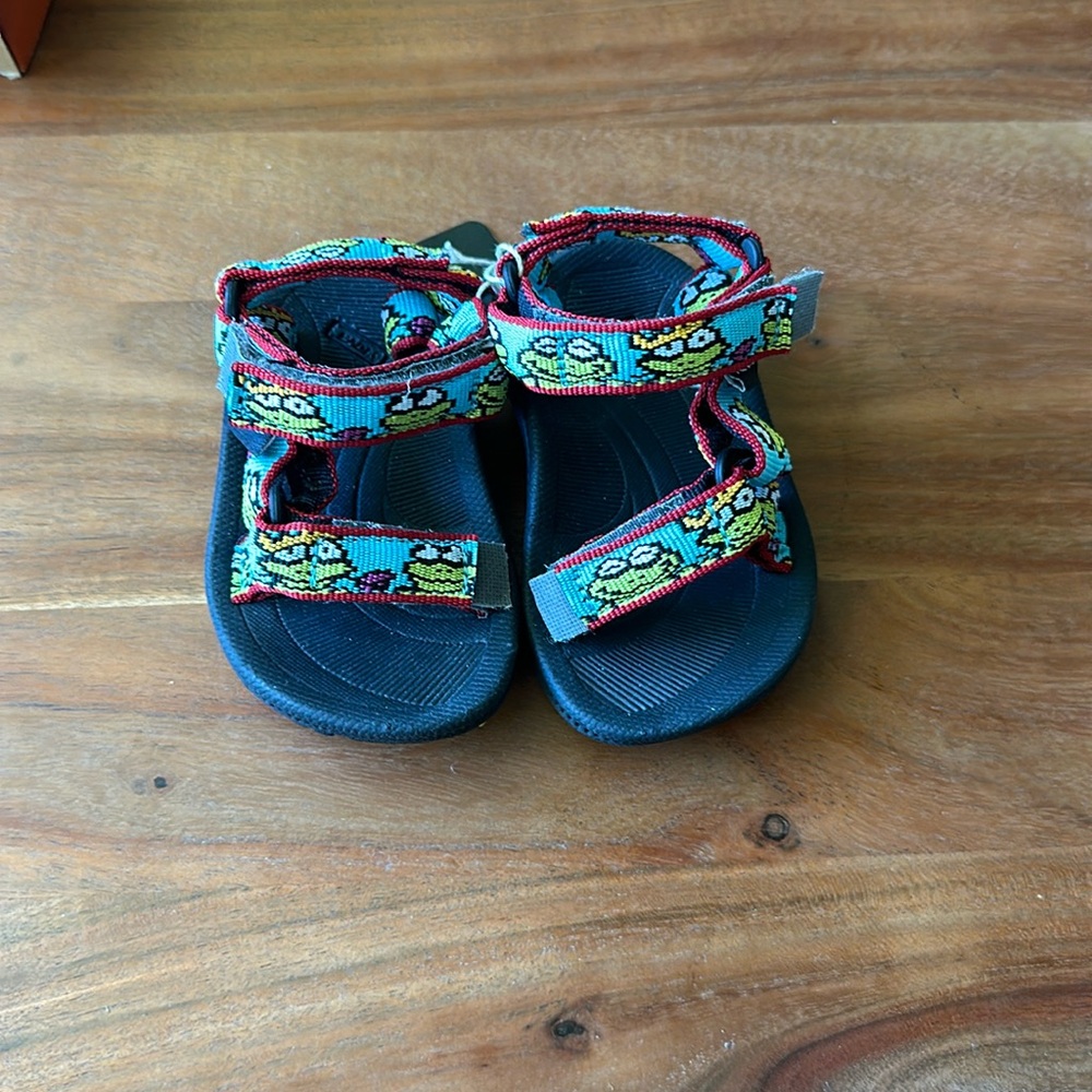 Teva hurricanes size 2/3